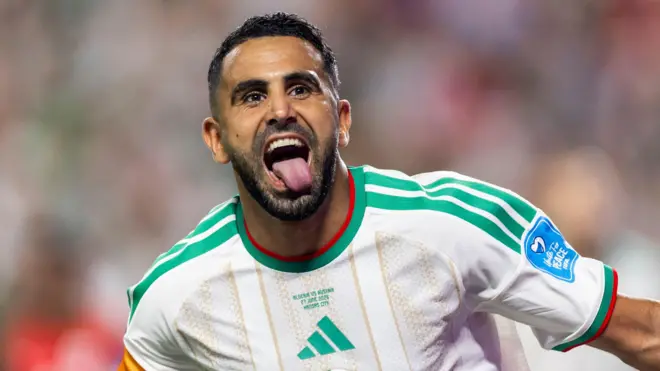 رياض محرز، لاعب منتخب الجزائر رقم 7، يحتفل بهدفه خلال مباراة المجموعة العاشرة من بطولة كأس العالم 2026 بين الجزائر والنمسا، والتي أقيمت في 27 يونيو/حزيران 2026 على ملعب كانساس سيتي في مدينة كانساس سيتي بولاية ميزوري.