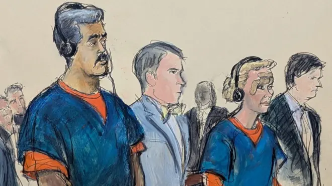 オレンジ色の囚人服と紺色の半袖シャツを着た白髪まじりの男性とブロンドの女性の法廷画。男女の間には弁護士が立っている