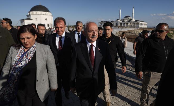 Kemal Kılıçdaroğlu Sahabe Safvan Bin Muattal Türbesi'nden ayrılıyor