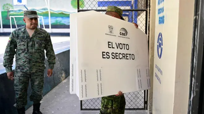 militar carga material electoral en Ecuador 