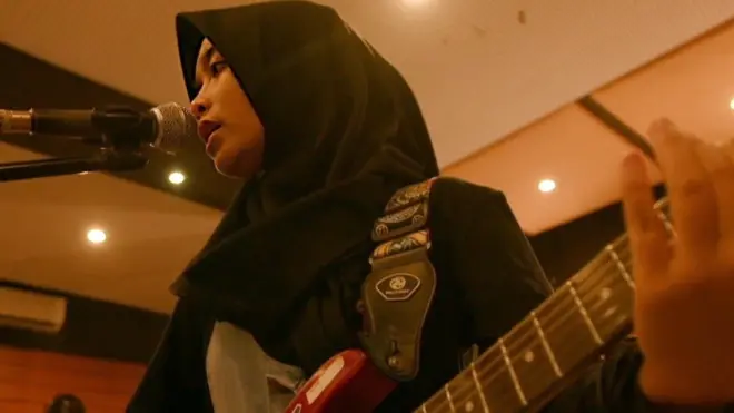 "فرقة هيفي ميتال إندونيسية محجبة تسجل تاريخاً في مهرجان غلاستونبري"