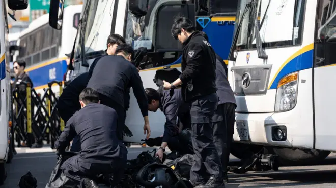 윤석열 대통령 탄핵 심판 선고를 하루 앞둔 3일 서울 종로구 헌법재판소 인근에서 경찰병력이 보호장비 등을 점검하고 있다