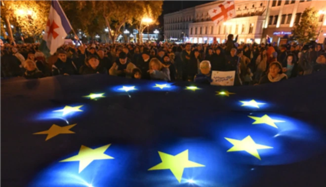 Gruzijci okupljeni na glavnom trgu na kom svetle boje Evropske unije