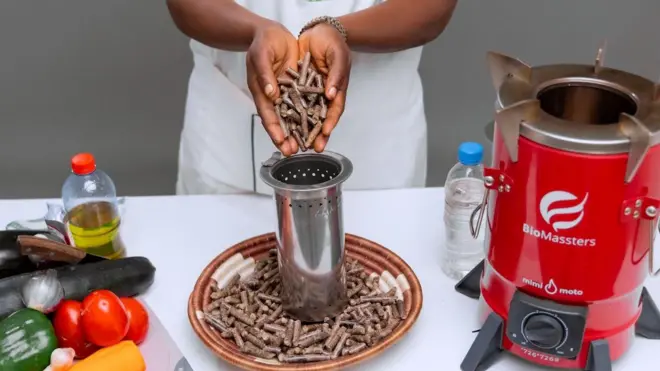 Umugore ugiye gutekesha pellets