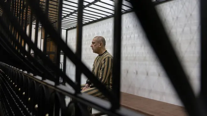 رئيس فرع الأمن السياسي السابق في درعا عاطف نجيب داخل زنزانة قاعة المحكمة