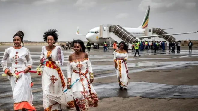 ደስታአን ዝገልጻ ኣዋልድ ኣብ መዓርፎ ነፈርቲ ኣስመራ