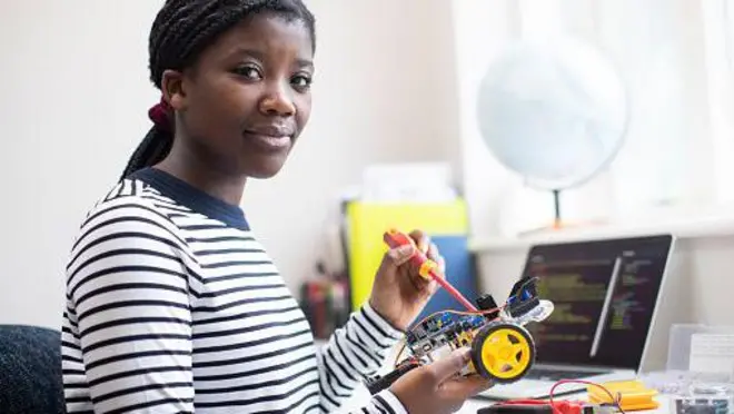 Young girl wey wear balck and white stripe cloth wey hold toy car for had and screwdriver for science lesson class