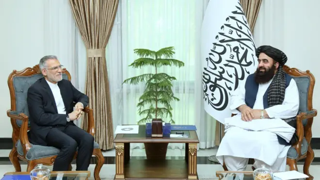 امیر خان متقی وزیر خارجه ایران در سمت راست با لباس افغانی و محمد رضا بهرامی در سمت چپ با دریشی 