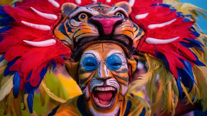 Simpatizante de De la Espriella disfrado de tigre.