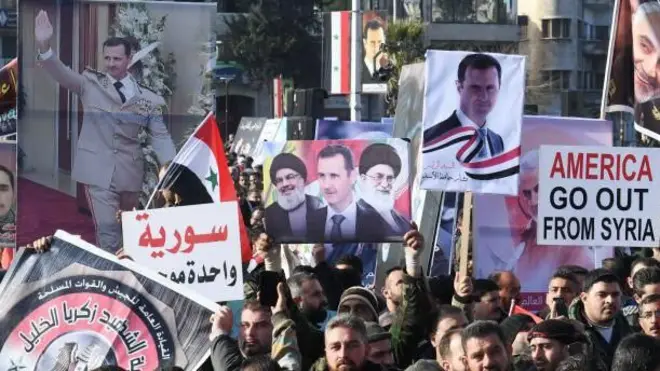 تصویری از یکی از راهپیمایی‌های قدیمی هواداران اسد که در آن عکس علی خامنه‌ای را در کنار عکس‌های بشار اسد و حسن نصرالله در دست دارند