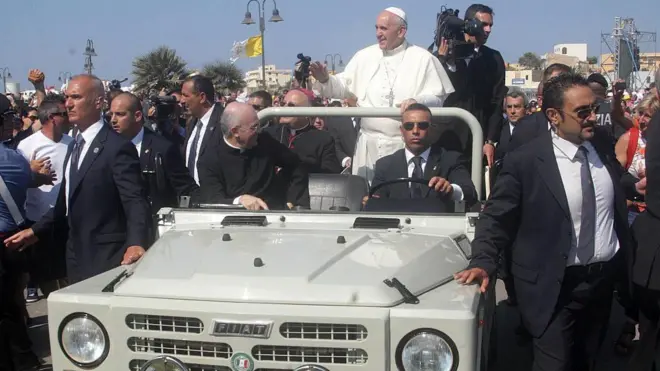 Papa defendeu imigrantes - em 2013, logo após assumir o Vaticano, ele foi à ilha italiana da Lampedusa, destino de milhares de imigrantes e refugiados vindos da África.