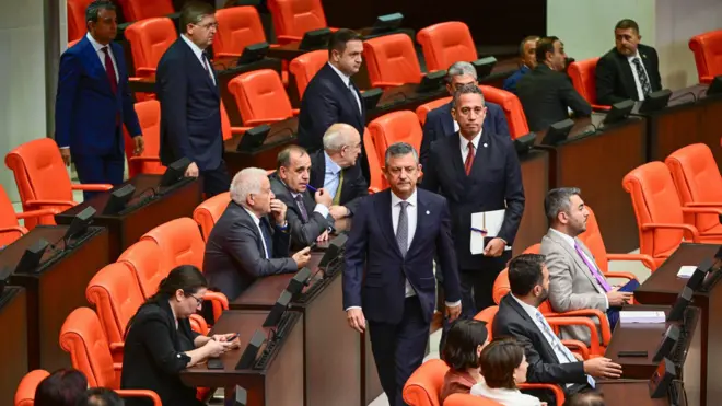 Özgür Özel Genel Kurul'da konuşma yapmak üzere kürsüye milletvekilleri arasından yürüyor (10 Ağustos 2026)