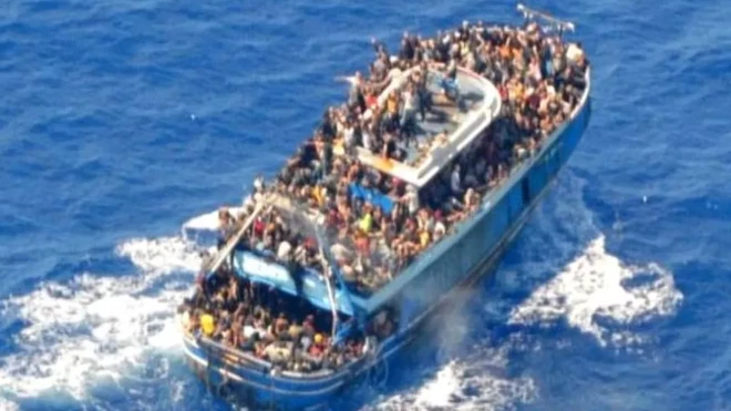 অভিবাসী ভর্তি নৌকাটি