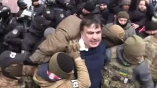 Міхеіла Саакашвілі ведуть до машини СБУ