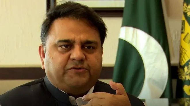 فواد چوہدری کا کہنا تھا کہ: 'میں نہیں جانتا کہ سنسرشپ ہے، کس نے لگائی ہے؟ (صحافی) ہمارے پاس آئیں، ہمیں بتائیں، ہم یقینی طور پر یہ مسئلہ اٹھائیں گے'