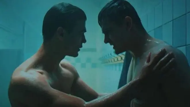 У серіалі "Перші ластівки" піднімається тема гомосексуальності підлітків. Кадр з серіалу