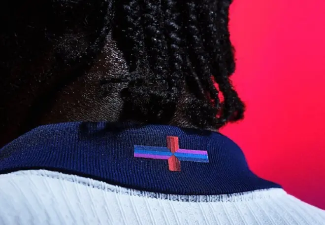 پیراهن جدید تیم ملی فوتبال انگلیس دارای چیزی است که نایک آن را «یک طرح به روز رسانی شده» برای صلیب سنت جورج خوانده است