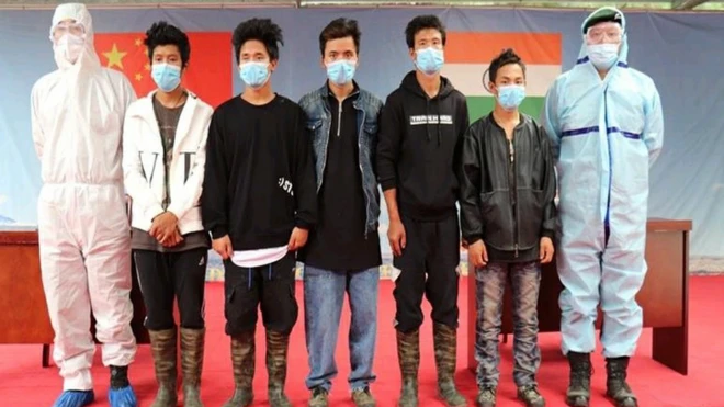 اروناچل پردیش کے پانچ نوجوان (درمیان) انڈین فوج کی تحویل میں