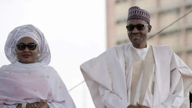 L'épouse du président nigérian, Aisha Buhari, de retour à Lagos après une visite à son mari à Londres, a assuré que ce dernier se porte bien.