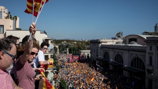 至少35萬人在加泰隆尼亞首府巴塞隆那參加反對脫離西班牙獨立遊行。