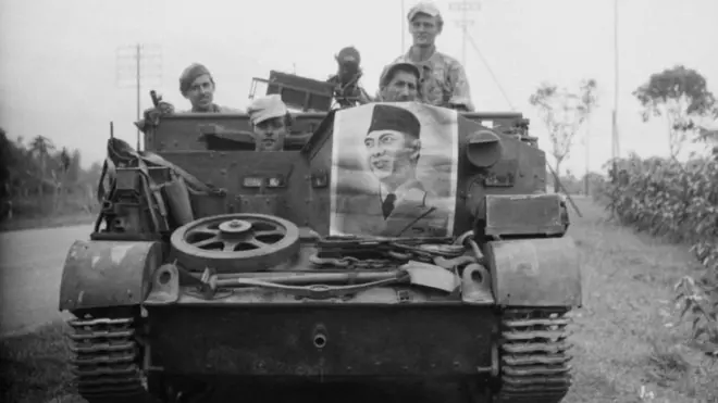 1947'de Endonezya'da devriye gezen Hollanda askerleri