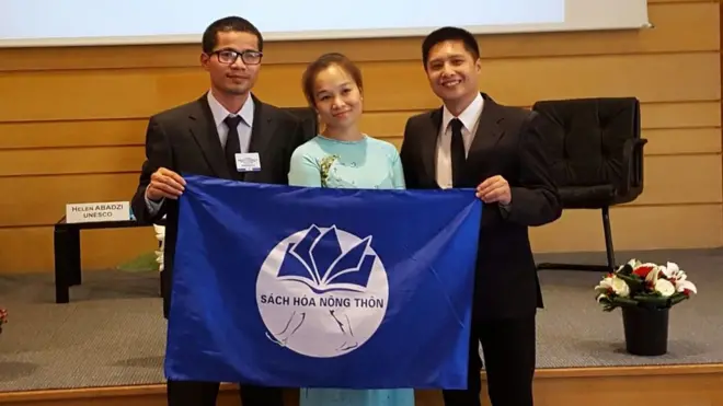 Ông Phan Châu Thành (phải) cùng ông Nguyễn Quang Thạch trong lễ trao giải UNESCO cho chương trình Sách hóa Nông thôn năm 2016