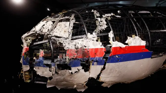 Голландские следователи восстановили часть фюзеляжа "Боинга" из обломков, вывезенных с места крушения самолета