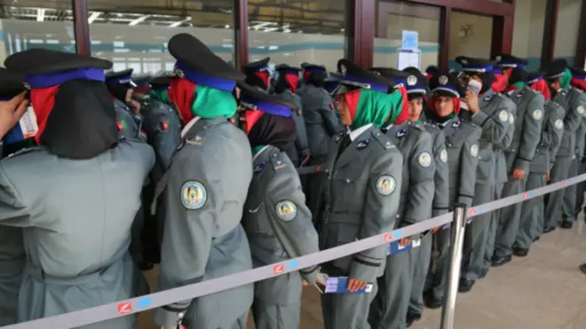 وزارت کشورافغانستان می‌گوید که از ۵ هزار پلیس زن تنها ۲۸۰۰ نفر آنان در ساختار نیروهای پلیس کارمی‌کنند.