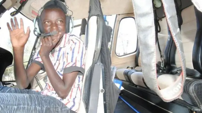 Kijana Kelvin akiwa katika ndege iliotumika kumsafirisha hadi shule ya upili aliyojiunga nayo
