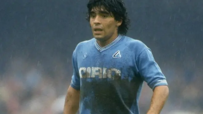Diego Armando Maradona jugando para el Napoli.
