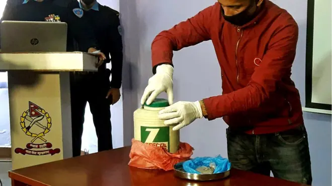 युरेनीअम भनिएको पदार्थ सार्वजनिक गर्दै नेपाल प्रहरी