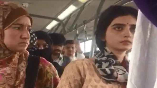 اجالا کہتی ہیں کہ میں پبلک ٹرانسپورٹ میں ایک خاتون کے برابر والی سیٹ پہ بیٹھ گئی تو وہ فورا اٹھ کےاگلی سیٹ چلی گئیں