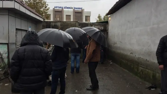 İranda indi ərzaqların qiyməti əvvəlki qədər ucuz deyil desələr də, insanlar bazarlıq etmək üçün qonşu ölkəyə üz tutduqlarını deyir.