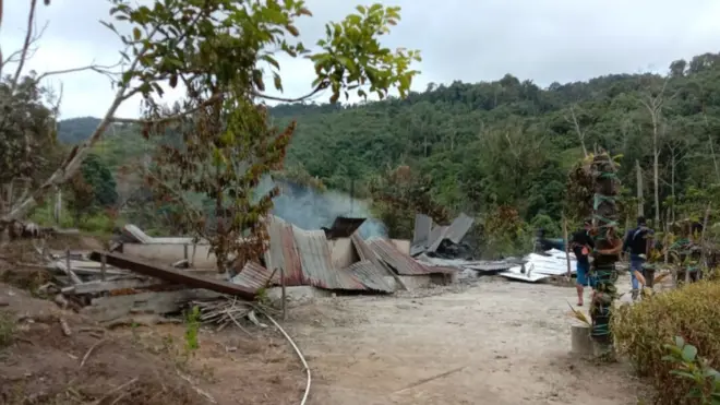 Tak hanya menewaskan empat orang anggota keluarga, enam rumah warga juga rusak karena dibakar