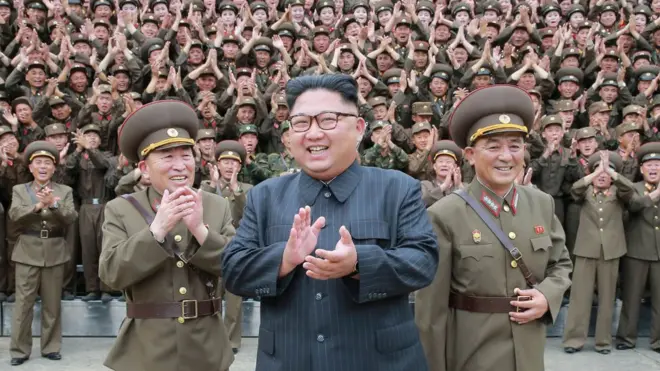 Como hizo su padre, Kim Jong-un es objeto de numerosos homenajes públicos