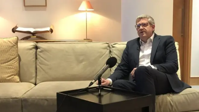 قال باركر إن أكبر التغييرات التي شاهدها تتعلق بنوعية العناصر التي يعينها جهاز MI5 في صفوفه