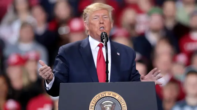 Donald Trump participó en un acto público al mismo tiempo que la Cámara de Representantes votaba a favor de su juicio político.