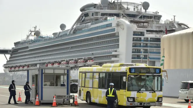 Автобус у судна "Даймонд принцесс"