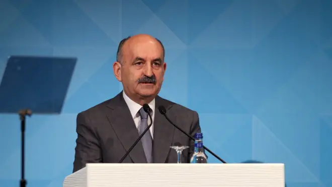 Çalışma ve Sosyal Güvenlik Bakanı Mehmet Müezzinoğlu, Asgari Ücret Tespit Komisyonu'nun son toplantısının ardından 2017 yılı asgari ücretini brüt 1.777 lira 50 kuruş, net 1.404 lira olarak açıkladı.