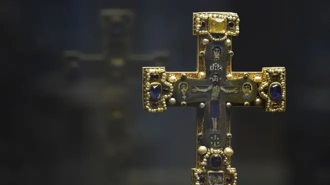 El "tesoro Guelph" contiene piezas de arte religioso muy valiosas como este crucifijo.