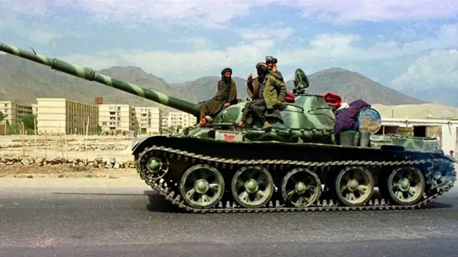 طالبان هرچند با داعیه‌ برپایی یک امارت عادل اسلامی تا دهانه‌های بدخشان و پنجشیر پیش‌رفتند، اما اسلام به عنوان یک نسخه‌ سیاسی، همه‌ ایدئولوژی طالبان نبوده و نیست. طالبان از یک منظر واکنشی به قطع تداوم قدرت تاریخی یک قوم بر افغانستان بود که با روی کار آمدن حکومتی به رهبری برهان الدین ربانی اتفاق افتاده بود.