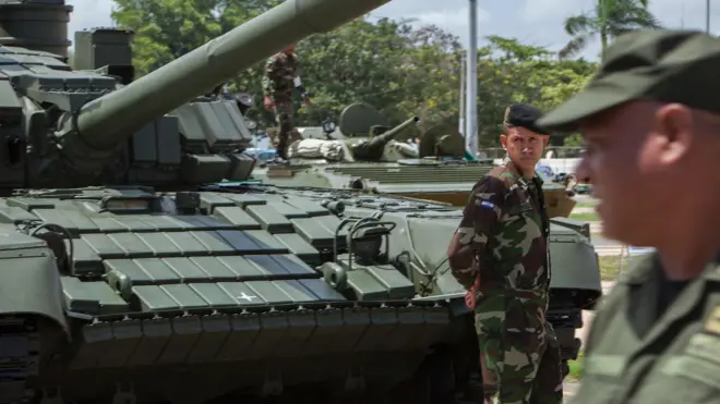 Uno de los tanques T-72B1 está en exhibición en Managua desde el lunes.