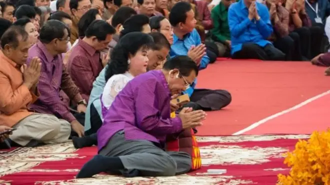 Thủ tướng Hun Sen xuất hiện với vẻ ốm yếu tại buổi lễ
