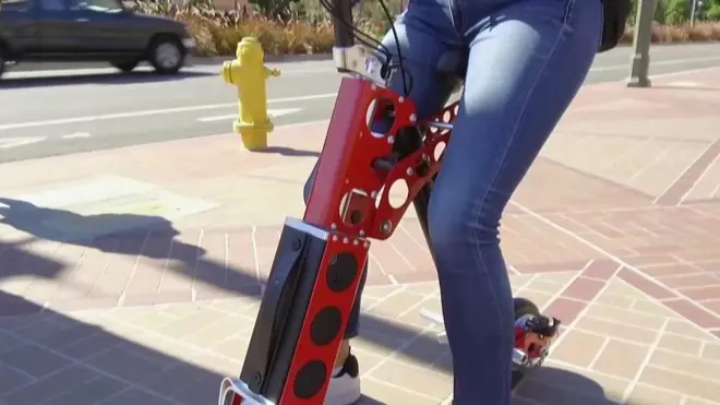 يعتقد المتحمسون للدراجات الكهربائية أنها ستكون بديلا عن السيارات في المستقبل . ولكن هل سيتم الحد من شعبيتها من قبل السلطات التي تشعر بالقلق بشأن السلامة؟