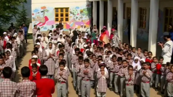 انڈیا کے زیرِ انتظام کشمیر کے دشوار گزار علاقے بریسوانا میں ایک ایسا سکول قائم ہے جہاں دور دور سے والدین اپنے بچوں کو حصولِ تعلیم کے لیے بھیجتے ہیں۔