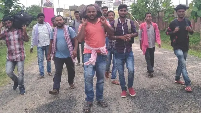 मज़दूर लद्दाख जाने के लिए दुमका रेलवे स्टेशन पहुंच गए थे