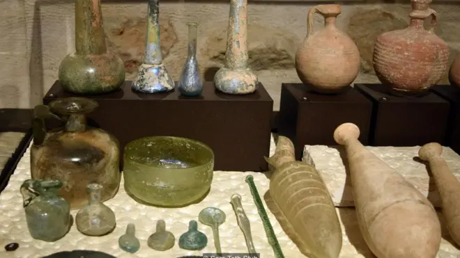 Koleksi berbagai perabotan sehari-hari di zaman Yerusalem kuno