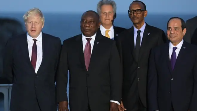 Le premier ministre britannique, Boris Johnson posant avec des chefs d'Etat africain lors du sommet G7 à Biarritz (France)