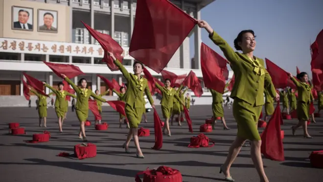 O regime comunista da Coreia do Norte define a vida do país, que continua distante da comunidade internacional