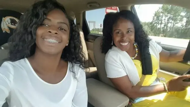 کمییا موبلی کے ساتھ دائیں طرف وہ خاتون ہیں جنہوں نے اسے ہسپتال سے اغوا کیا تھا